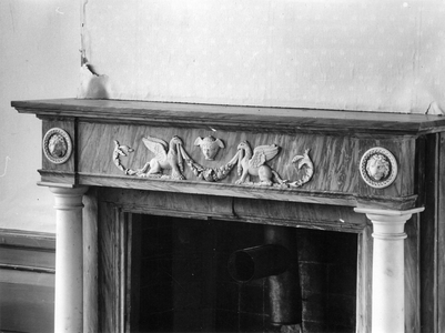 847895 Afbeelding van de fraai bewerkte schouw in de grote kamer van het leegstaande Huis Hazenburg (Binnenweg 60) te ...